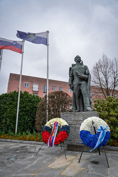 Polaganje cvetja na občinski praznik (23)